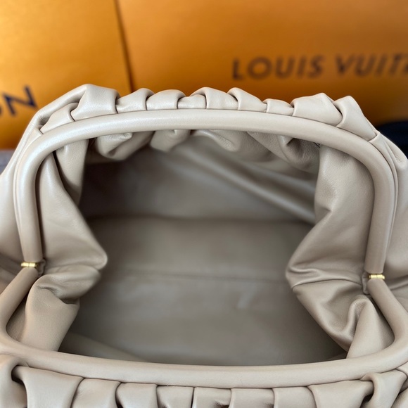 Bottega Veneta The Pouch Bag - Picture 2 of 4